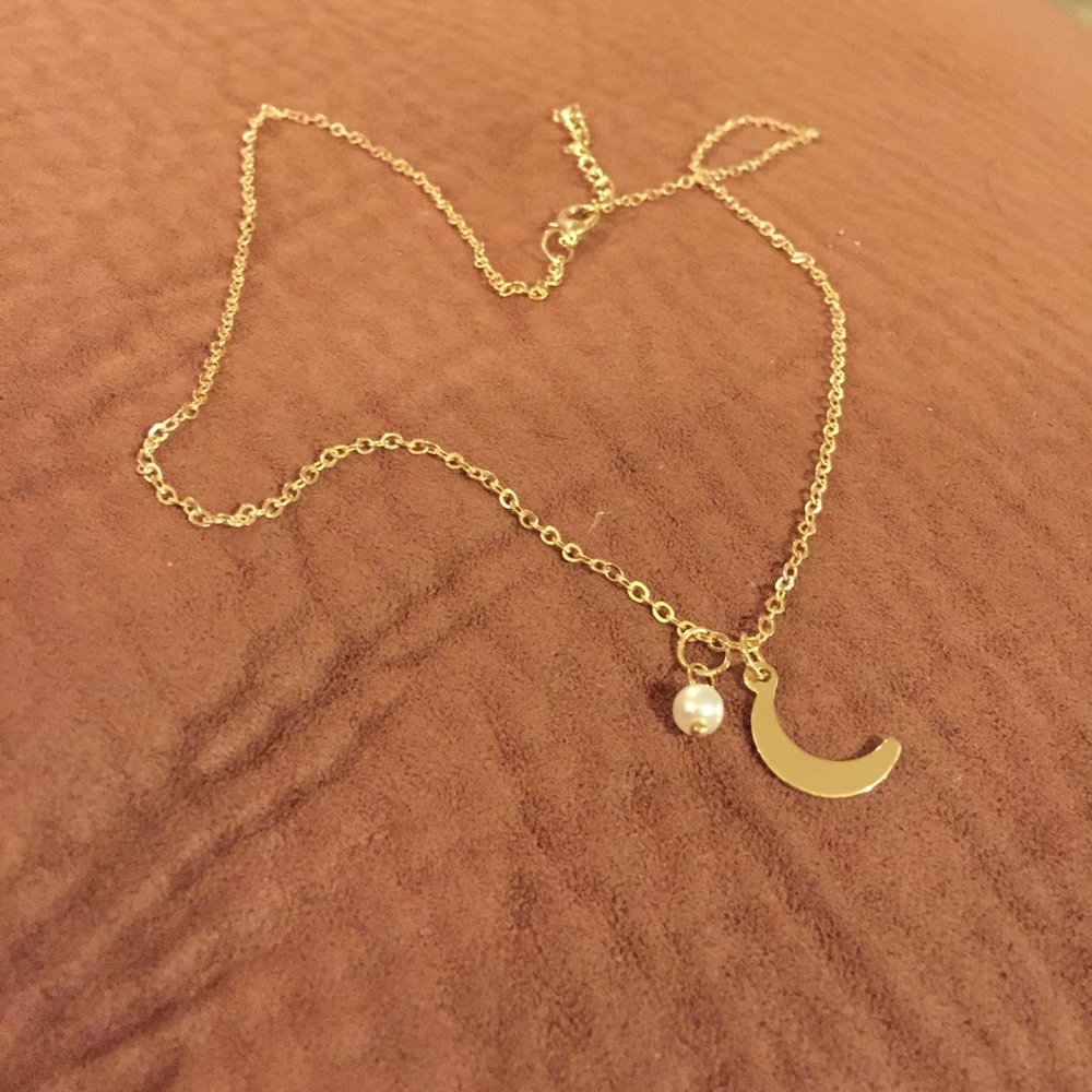 🌙  Lovely Metallic Dainty Faux Pearl Crescent Moon Necklace in gold or silver🌙 - Picture 3 of 4